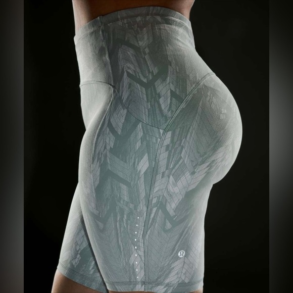 Lululemon Swift Speed High-Rise Shorts Reverberate Chevron Silver Blue Wht Sz 8 - Picture 4 of 8